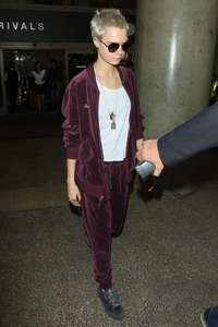 Cara-Delevingne at-LAX-airport--03.jpg