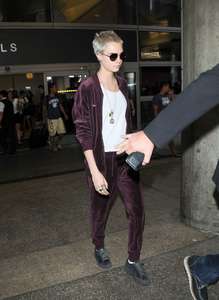 Cara-Delevingne at-LAX-airport--04.jpg