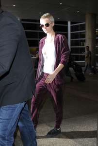 Cara-Delevingne at-LAX-airport--06.jpg