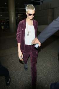 Cara-Delevingne at-LAX-airport--10.jpg