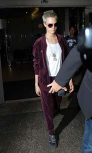 Cara-Delevingne at-LAX-airport--11.jpg