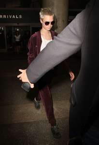 Cara-Delevingne at-LAX-airport--15.jpg