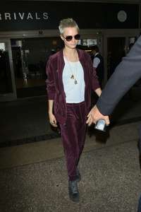 Cara-Delevingne at-LAX-airport--18.jpg