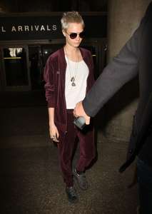 Cara-Delevingne at-LAX-airport--20.jpg