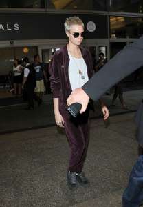 Cara-Delevingne at-LAX-airport--21.jpg