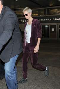 Cara-Delevingne at-LAX-airport--26.jpg