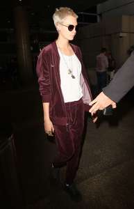 Cara-Delevingne at-LAX-airport--32.jpg