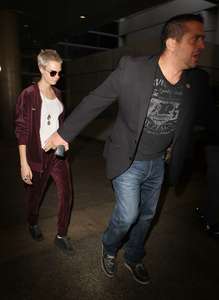 Cara-Delevingne at-LAX-airport--34.jpg