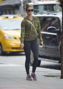 Nina-Agdal in-Leggings--09.jpg