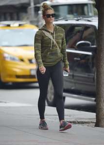 Nina-Agdal in-Leggings--13.jpg