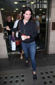 Lana-Del-Ray-at-Venture-House-in-London--03.thumb.jpg.bb9d13e26074a25550c2629e75901194.jpg