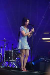 Lana-Del-Rey-Performs-at-Lollapalooza--01.jpg