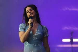 Lana-Del-Rey-Performs-at-Lollapalooza--09.jpg