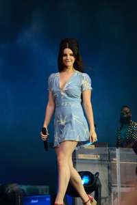 Lana-Del-Rey-Performs-at-Lollapalooza--10.jpg