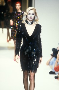 givenchy-hc-fw-1995-8.thumb.jpg.7679bbf7742d8b7ee5890d558a417fd9.jpg