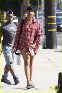 jennifer-hudson-rocks-oversized-plaid-shirt-after-dropping-some-chill-inducing-vocals-01.jpg