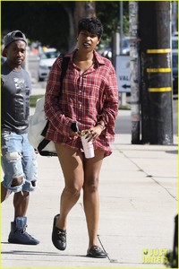 jennifer-hudson-rocks-oversized-plaid-shirt-after-dropping-some-chill-inducing-vocals-02.jpg