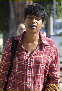 jennifer-hudson-rocks-oversized-plaid-shirt-after-dropping-some-chill-inducing-vocals-03.jpg