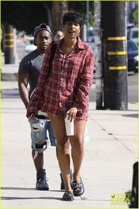 jennifer-hudson-rocks-oversized-plaid-shirt-after-dropping-some-chill-inducing-vocals-05.jpg