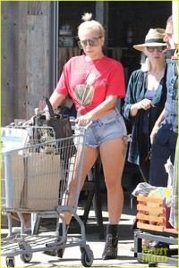 lady-gaga-christian-carino-shop-july-4-14.jpg