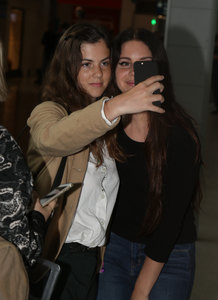 lana-del-rey-at-charles-de-gaulle-airport-72217-10.jpg