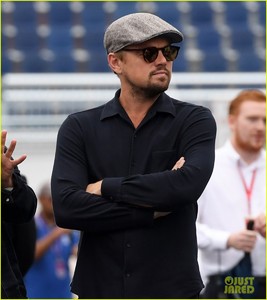 leonardo-dicaprio-tours-garages-before-formula-e-nyc-eprix-01.jpg