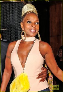 mary-j-blige-parties-with-kate-moss-in-london-02.jpg