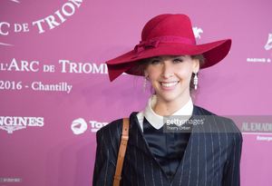 ophelie-meunier-attends-the-horse-racing-qatar-prix-de-larc-de-on-2-picture-id612061602.jpg