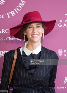 ophelie-meunier-attends-the-horse-racing-qatar-prix-de-larc-de-on-2-picture-id612061610.jpg