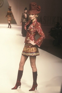 valentin-yudashkin-hc-fw-1998-2.thumb.jpg.7a3d84d56b383352f146c5d8ff8ec58e.jpg