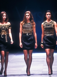 versace-ss-1990.thumb.jpg.6a3585ef69cb621f17e31c4766e8566a.jpg