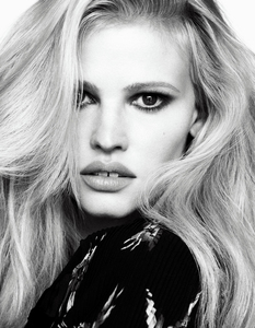 vogue-japan-september-2017-31-lara-stone-by-luigi-iango.thumb.jpg.74d59d656ff102fe3e3348fb37d33555.jpg