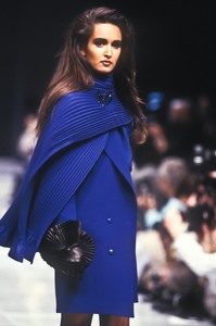 1_versace-fw-1989-2_html.thumb.JPEG.f4a42e337ddd6605249b06c1ca0a5ada.JPEG