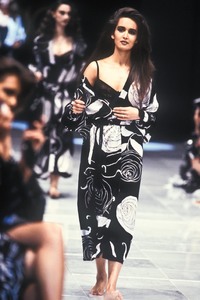 2_versace-fw-1989-3_html.thumb.JPEG.f73fd1ee8f67e5ddac46e0dc1d257ec3.JPEG