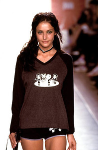 599f72b446ee7_GilrsRuleSpringSummer2000NewYorkFashionWeek1.thumb.jpg.43e9771475eeeece7065e59e908399b4.jpg