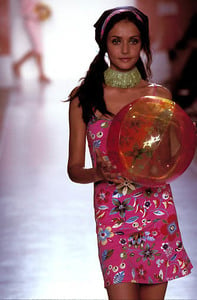 599f72b8ec6d3_GilrsRuleSpringSummer2000NewYorkFashionWeek3.thumb.jpg.3607c8c563cfc997737d6aeb6d0b1c8d.jpg