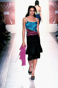 599f72ba2ec5a_GilrsRuleSpringSummer2000NewYorkFashionWeek4.thumb.jpg.8ea4749c84985db65defbc3684cf644c.jpg