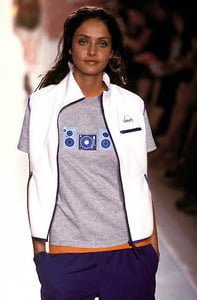 599f72bfb63fc_GilrsRuleSpringSummer2000NewYorkFashionWeek8.thumb.jpg.b278981d706bc5e146645a80d415a4ed.jpg