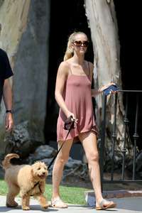 Abby-Champion-walks-her-dog-in-LA--02.jpg