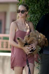 Abby-Champion-walks-her-dog-in-LA--03.jpg