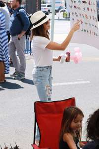 Jenna-Dewan-Tatum--Shopping-at-the-Farmers-Market--03.jpg