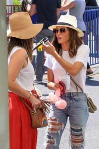 Jenna-Dewan-Tatum--Shopping-at-the-Farmers-Market--05.jpg