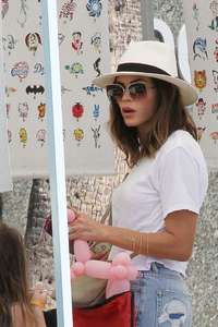 Jenna-Dewan-Tatum--Shopping-at-the-Farmers-Market--06.jpg