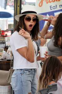 Jenna-Dewan-Tatum--Shopping-at-the-Farmers-Market--09.jpg