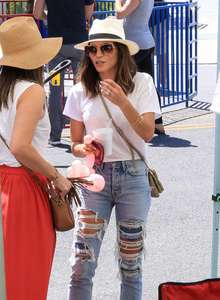 Jenna-Dewan-Tatum--Shopping-at-the-Farmers-Market--10.jpg