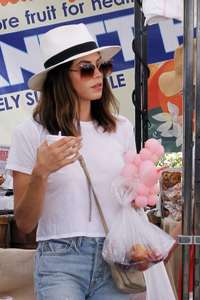 Jenna-Dewan-Tatum--Shopping-at-the-Farmers-Market--12.jpg