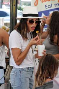 Jenna-Dewan-Tatum--Shopping-at-the-Farmers-Market--13.jpg