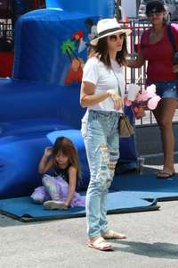 Jenna-Dewan-Tatum--Shopping-at-the-Farmers-Market--15.jpg