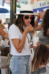 Jenna-Dewan-Tatum--Shopping-at-the-Farmers-Market--16.jpg