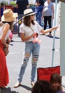 Jenna-Dewan-Tatum--Shopping-at-the-Farmers-Market--21.jpg